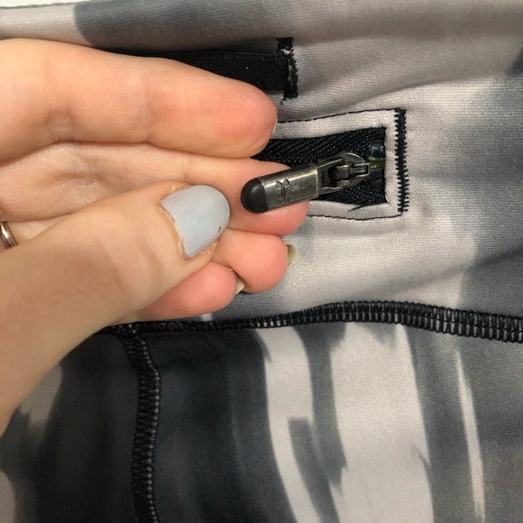 Tie dye under Armour crops - Picture 9 of 13